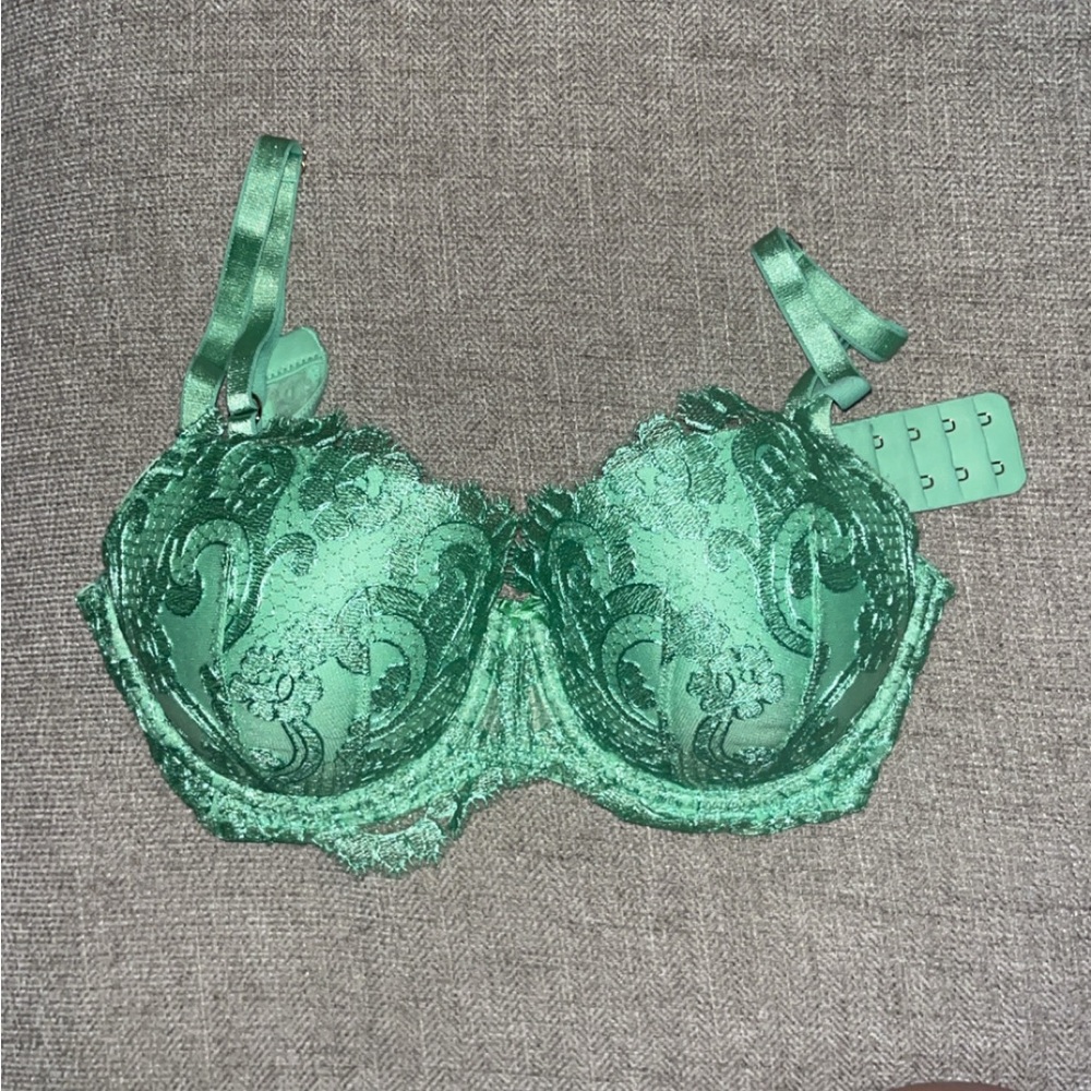 Victoria’s Secret Pink Green Lace Bra 32DD.